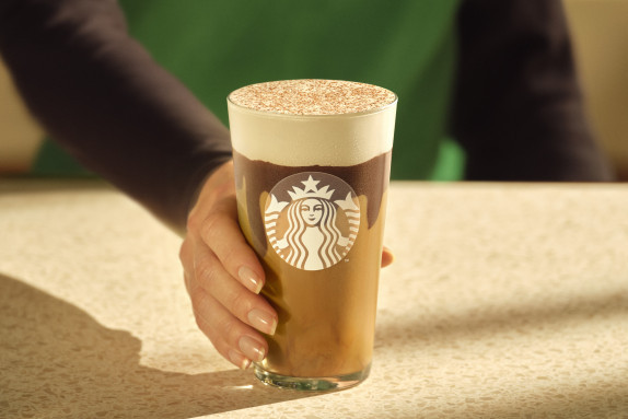 Az ilyen ébren töltött éjszakák után mindenképpen szükséged lehet kávéra, ami ébren tart téged: a Starbucks nyári ízei például fantasztikusak, a Tiramisu Cream Iced Latte vagy a Tiramisu Frappuccino garantáltan megédesíti az énidődet a regényeddel. És ha mindig Reusable Cupban kéred az italodat, akkor kedvezményesen szerezheted be!