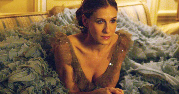 Borítókép: Carrie Bradshaw 27 év alatt bebizonyította, nincs nála stílusosabb nő a világon: ezek a legjobb szettjei, amik divattörténelmet írtak
