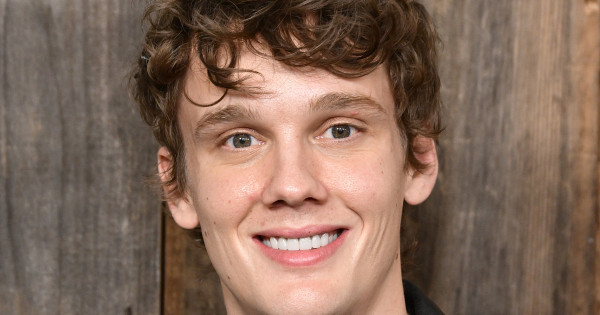 Borítókép: Láttad már a Wednesday Tylerének férjét? Ez a férfi rabolta el Hunter Doohan szívét