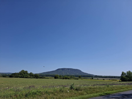 Borítókép: Nyaralásunk Zánkán és a Káli-medencében: dűlők, erdők, hullámzó Balaton
