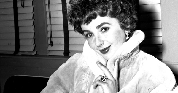 Borítókép: Elizabeth Taylor 69,42 karátos eljegyzési gyűrűjének története a mai napig lenyűgöz minket - ezt egyik férje sem tudta überleni, pedig 6 másik is volt neki!