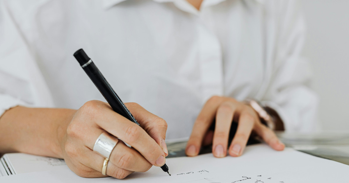 Borítókép: Helyesírás kvíz: külön vagy egybe írjuk a következő szavakat? Teszteld velünk tudásod!