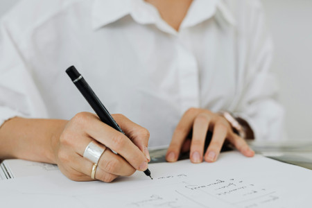 Borítókép: Helyesírás kvíz: külön vagy egybe írjuk a következő szavakat? Teszteld velünk tudásod!