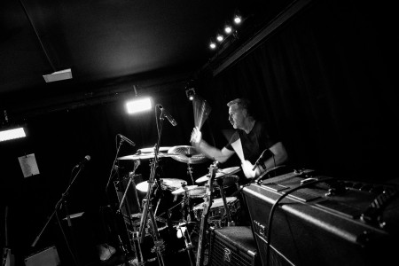 Borítókép: Ma már nem autogramot kérnek, inkább szelfiznek velem - Puskás Tibor dobos az altervilágról, a klubéletről és az ismét népszerű kilencvenes évekről