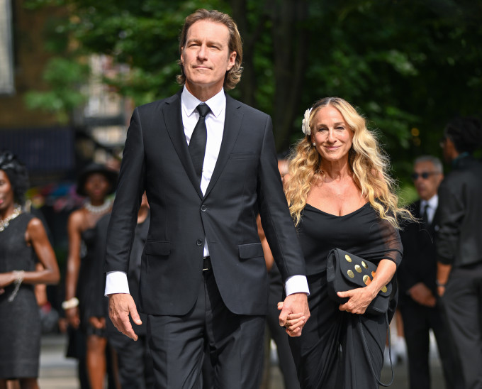Sarah Jessica Parker és John Corbett az És egyszer csak... harmadik évadjának forgatásán