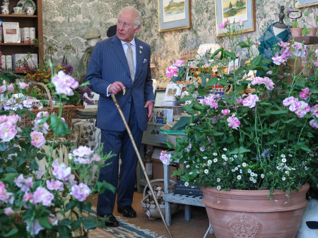 Borítókép: Vajon tényleg szörnyű főnök lenne Károly király? 12-ből 11 alkalmazottja felmondott!