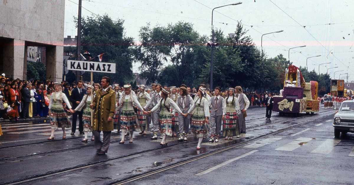 Borítókép: Parádé, újkenyér, görögtűz és „gusztushúsz”,  avagy milyen volt gyerekként ünnepelni augusztus 20-át?