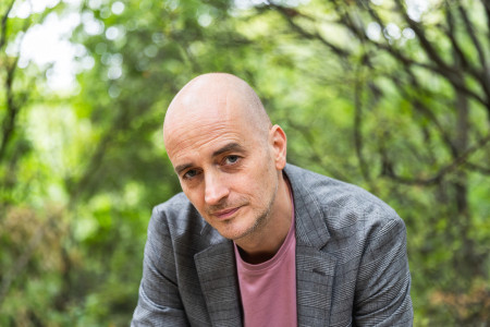 Borítókép: Félrehallásokból és emlékekből születik a féletmű-turnén lévő Szűcs Krisztián könyve