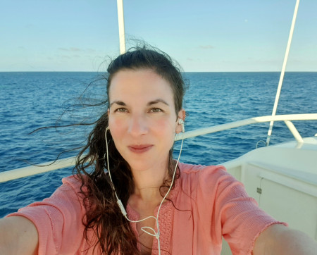 Borítókép: A nemek közti egyenlőség nem jelenti azt, hogy a nők le tudnák tenni: akkor lesznek boldogok, ha révbe érnek a szerelemben - beszélgetés Dr. Ijjas Flórával, a Bálnák közt, veled című könyv szerzőjével 