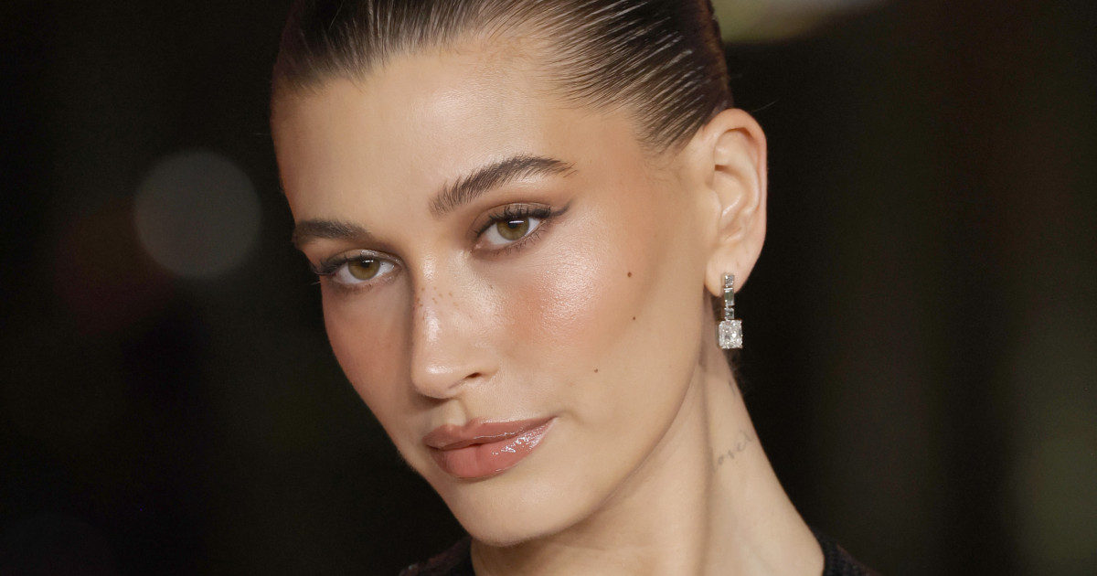 Borítókép: Ez a bronzosító Hailey Bieber tökéletes sminkjének titka: a gyönyörű modell hosszú ideje erre esküszik!