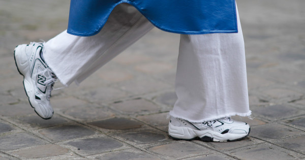 Borítókép: Felejtsd már el az adidas Samba-t! Helyette újra ez a sneaker hódít most a stílusos nők körében - mintha visszarepültünk volna 2014-be