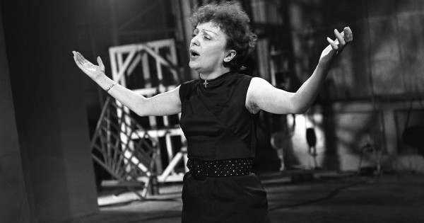 Borítókép: Ezért lett a "kis fekete" Edith Piaf védjegye - az ikon minden fellépésén csak ezt viselte