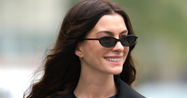 Borítókép: Anne Hathaway bemutatja: íme a tökéletes táska, ami kihagyhatatlan trend lesz 2025 őszén