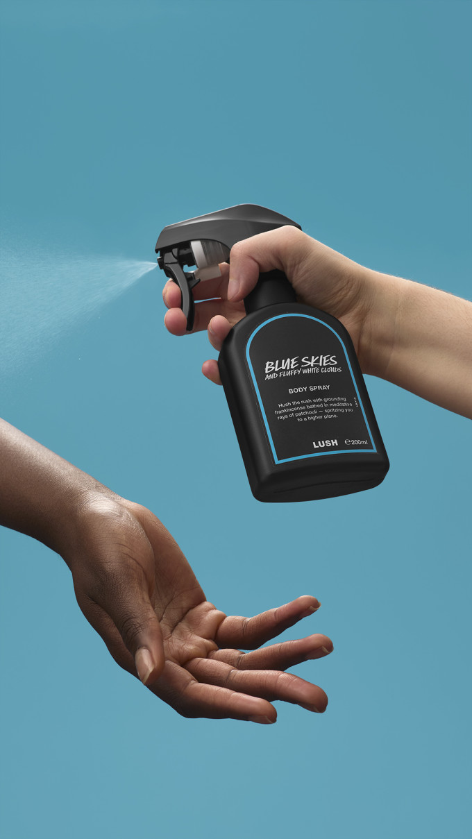 A LUSH Blue Skies and Fluffy White Clouds nevű testpermet segít kikapcsolni