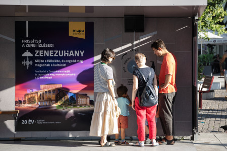 Borítókép: Zenezuhany és hangversenyterem a tűzfalon – A jubiláló Müpa üdítő meglepetései a fővárosban