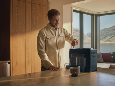 Borítókép: Taika Waititi rendező egy csipetnyi humort visz a De’Longhi „Használati utasításaiba”