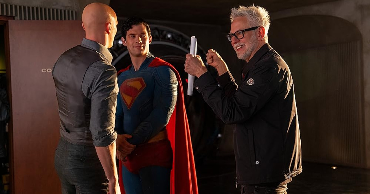 James Gunn rendező David Corenswet és Nicholas Hoult társaságában
