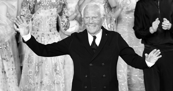 Borítókép: Giorgio Armanira emlékezünk: 16 felejthetetlen divatpillanat, amivel örökre megváltoztatta a tervezőzseni azt, amit a vörös szőnyegről gondoltunk