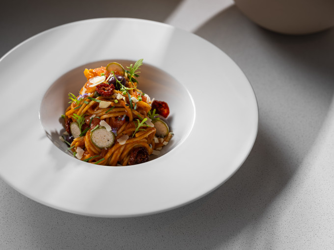 A Spaghetti Puttanesca, burrata is megtalálható az Axis Café & Lounge szezonális menüjén!