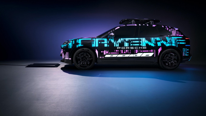 Elektromos Porsche Cayenne vezeték nélküli töltővel