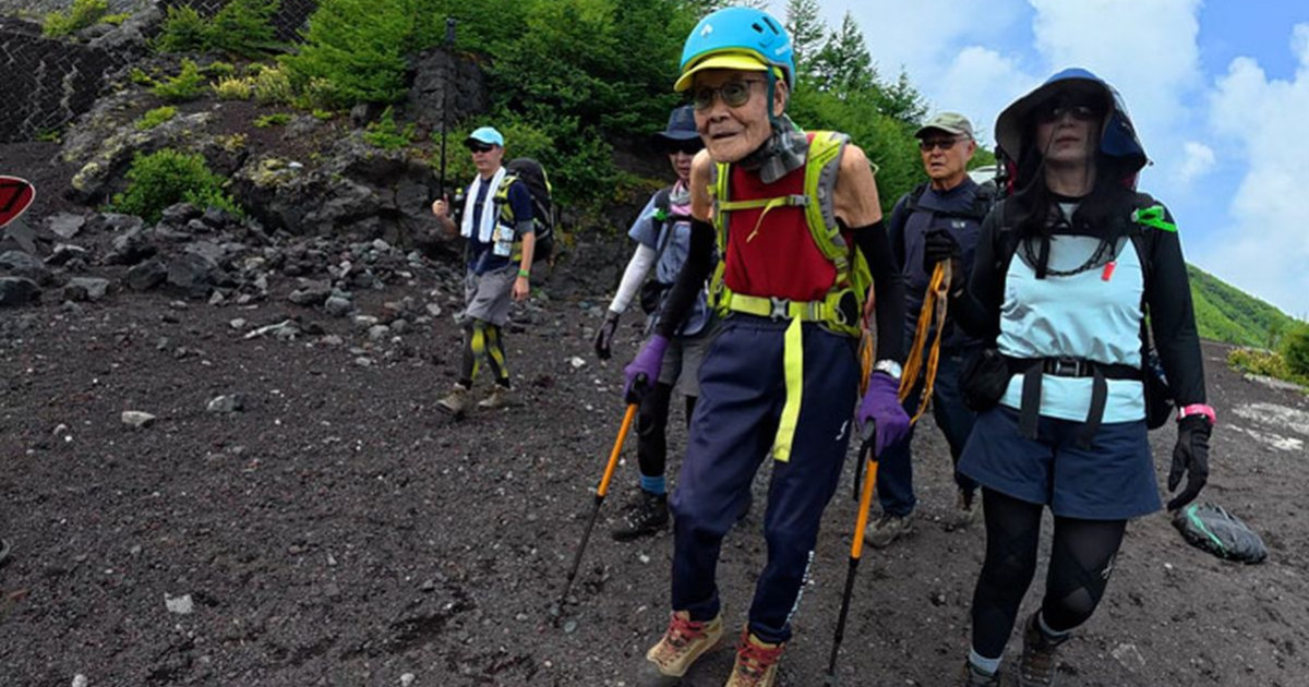 Akuzava Kokicsi hegymászás közben