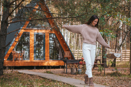 Borítókép: 8 hangulatos erdei szálláshely, ahol tényleg elmerülhetsz az őszi természet varázsában
