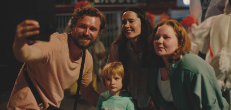 Borítókép: Mit csinálsz, ha nyaralás közben tudod meg, hogy a hazádban kitört a háború? – A Kitörés előtt című filmről