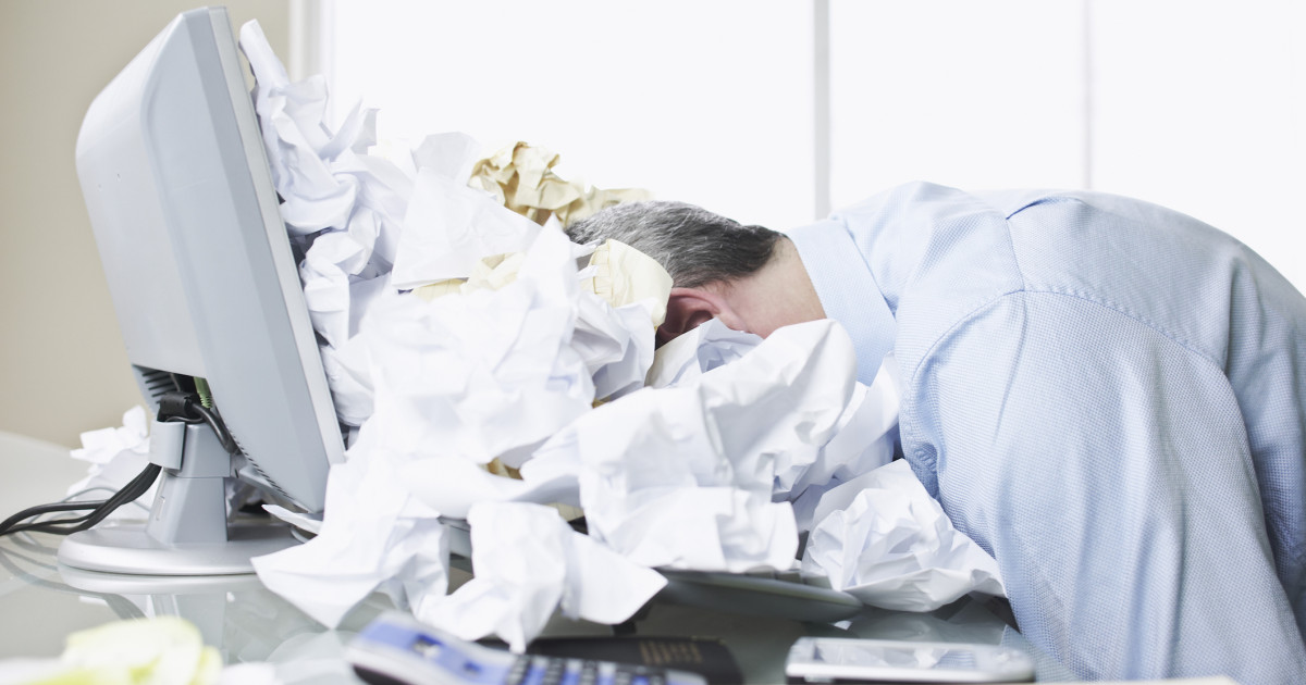 Iratkupacban fekvő ember a számítógép előtt