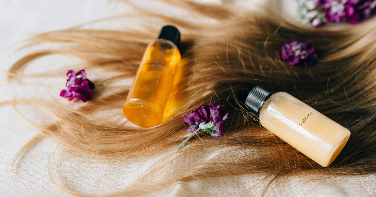 Borítókép: 7 természetes olaj, ami táplálja a fejbőrt és serkenti a hajnövekedést