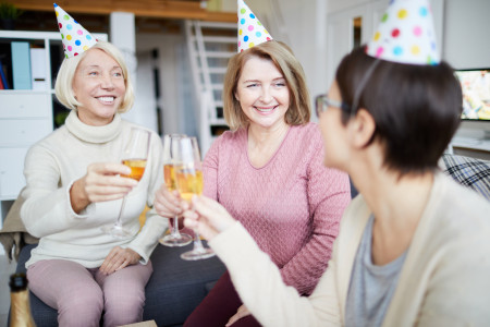 Borítókép: Nagyiavató buli az új trend: jó ötlet a babaváró a leendő nagyszülőknek?