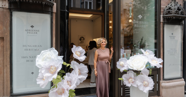 Borítókép: Az időtlen szépség otthona: megnyílt az Adrienne Feller Boutique a Párisi Udvarban