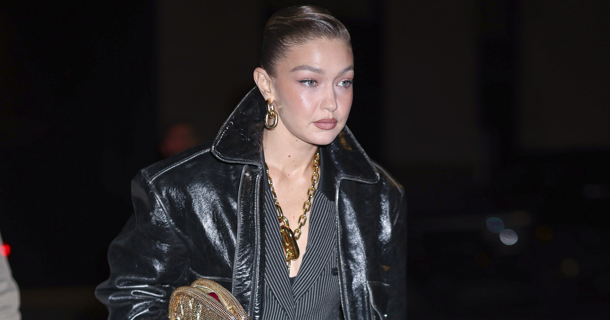 Borítókép: Gigi Hadid bemutatja: Így kell az ősz egyik legmegosztóbb cipőtrendjét mesteri fokon kombinálni