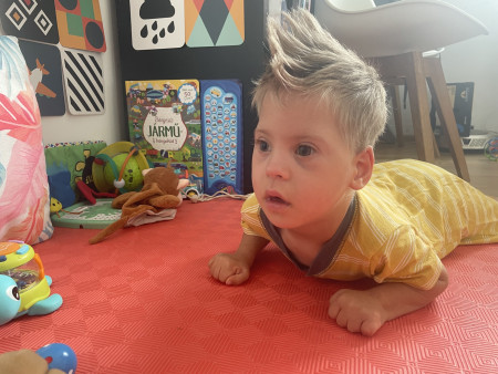 Borítókép: „Beni feladhatta volna még születése előtt, de nem tette, így mi sem fogjuk” – új terápia ad reményt a CP-s kisfiúnak és szüleinek