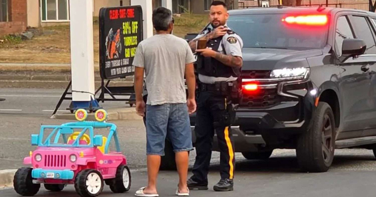 Rendőr igazoltatja a Barbie-autóval kocsikázó férfit