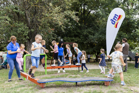 Borítókép: Nagy sikerrel zárult a 15. jubileumi Nap gyermekei pályázat