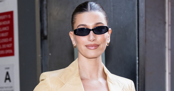 Borítókép: Hailey Bieber bemutatja: így lehet stílusosan viselni a legunalmasabbnak számító ruhadarabokat is