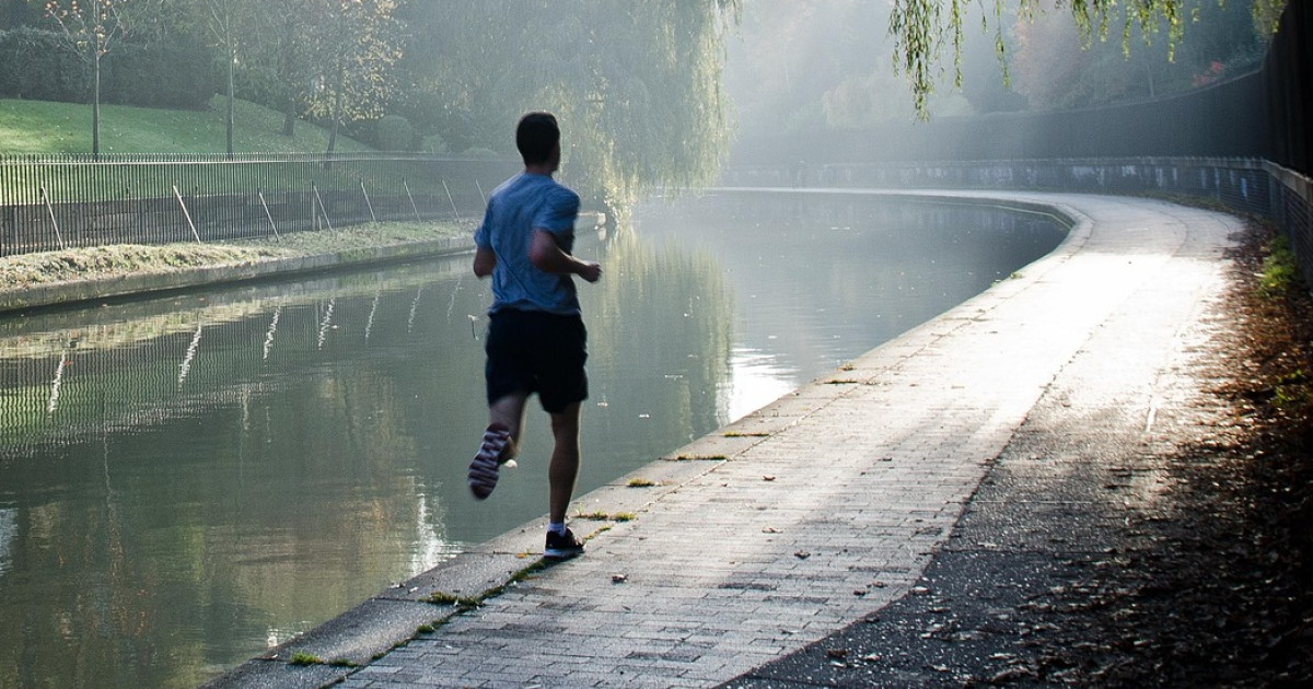 Futó férfi egy folyó partján