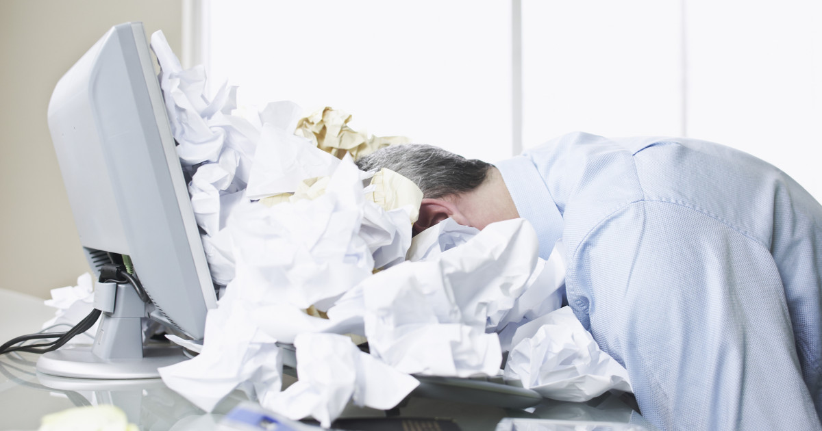 Iratkupacban fekvő ember a számítógép előtt