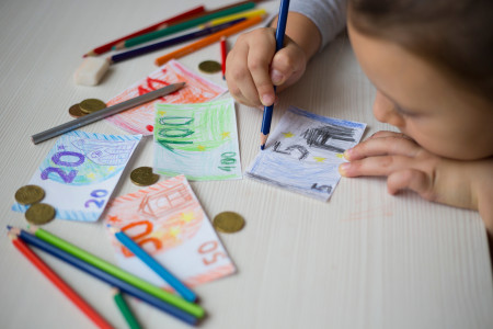 Borítókép: „Ha a Magdiéknak nincs elég pénzük, miért nem kapnak a banktól?” – Így válaszolj a gyerekek pénzügyekkel kapcsolatos kérdéseire