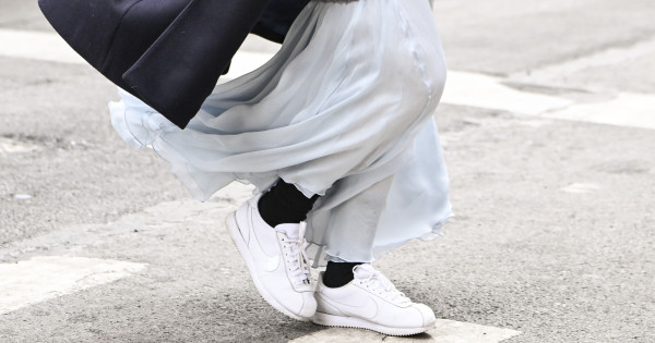 Borítókép: Viszlát, fehér sneaker! Helyette íme 7 trendi sportcipő, amit most szinte sosem akarnak levenni a legstílusosabb nők