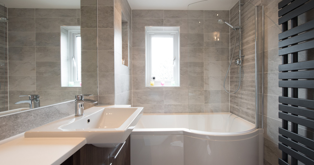 Fürdőszobafal új köntösben: öntapadós fólia, vízálló festék vagy vinyl burkolat