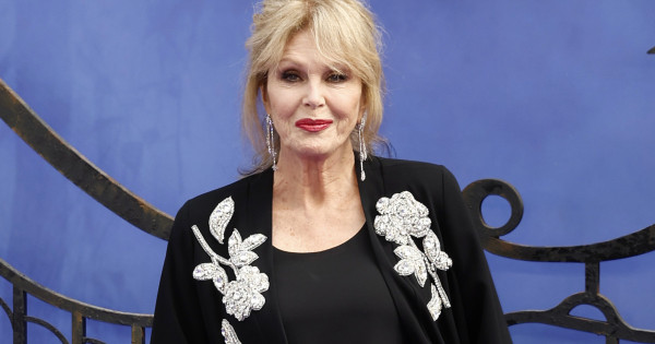 Borítókép: A Wednesday sztárja a Hortobágyon járt: egy magyar pásztorral fotózkodott Joanna Lumley!