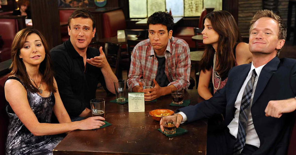 Jelenet az Így jártam anyátokkal sorozatból. Az 5 főszereplő ül a kedvenc bárjukban.