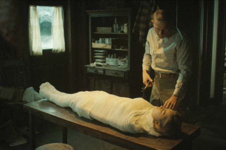 Borítókép: Nemcsak az a rémisztő, hogyan ölte meg áldozatait, hanem az, amit utána tett velük: sorozat készült Ed Gein életéből