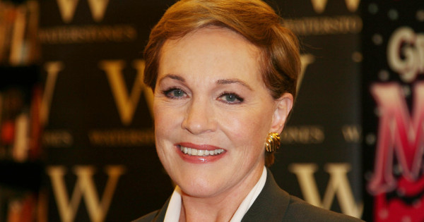 Borítókép: Cserfes kislányból lett Hollywood koronázatlan királynője - Julie Andrews stílusnapló