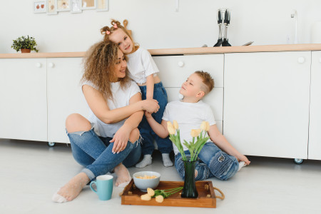 Borítókép: „Régebben sosem tudtam volna elképzelni, hogy főállású anya legyek, most irigylem azt, aki megteheti”