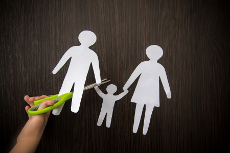 Borítókép: Örökbe fogadnának egy 3 éve kórházban ragadt kisfiút, de a rendszer nem engedi: most petíció indult