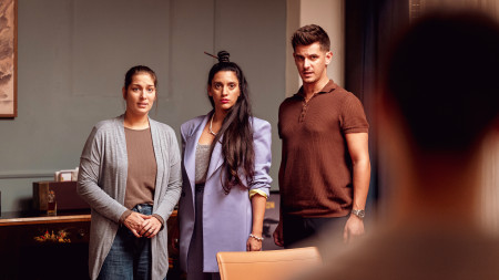 Borítókép: Mit akarhat a furcsa lány egykori szobatársaitól 10 év után? Az Egykutya című filmről