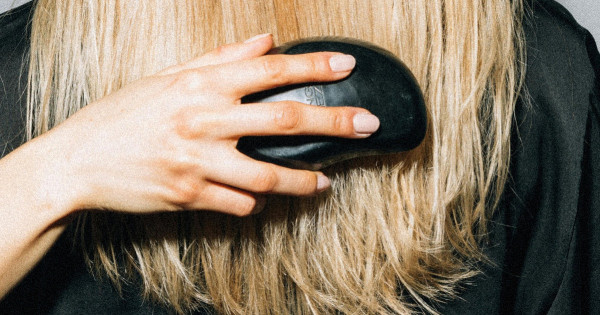 Borítókép: Figyelmeztetnek a szakértők! 3 gyakori összetevő samponokban, ami drasztikus hajhullást okozhat