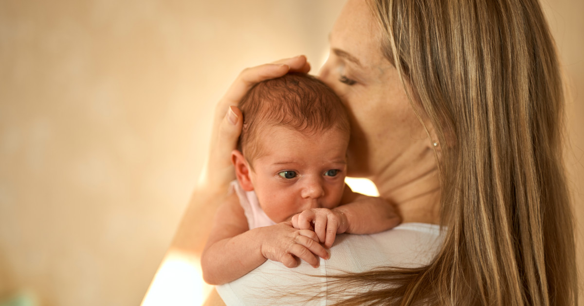 Borítókép: Babaillat, nagyibugyi és véres mellbimbók: 6 nő mesélt a szülés utáni hetekről
